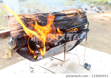 戶外場景：營火中燃燒的柴火和火焰 133684451
