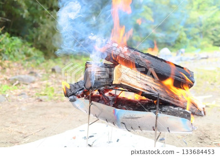 戶外場景:營火中燃燒的柴火和火焰 戶外場景:營火中燃燒的柴火和火焰 133684453