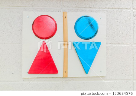 紅色和藍色幾何圖形分別指示男洗手間和女洗手間 133684576