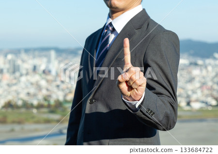 一位身穿西裝的中年男性商務人士站在戶外 133684722