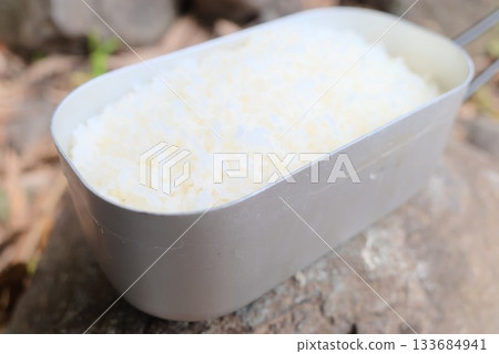 用便當盒在營火上煮飯 用便當盒在營火上煮飯 133684941