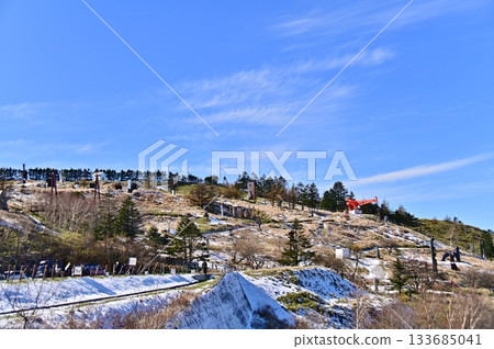 The first snowfall on the Utsukushigahara Plateau 133685041