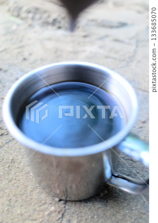 咖啡被倒入不銹鋼杯中 133685070