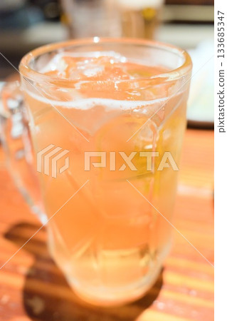 一款清爽閃亮的薑味高球雞尾酒 一款清爽閃亮的薑味高球雞尾酒 133685347