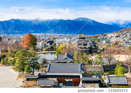 信州的秋天:松本城與北阿爾卑斯山 信州的秋天:松本城與北阿爾卑斯山 133685472