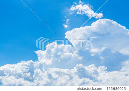 夏末天空：晴朗的藍色午後天空和雲彩 01 133686023