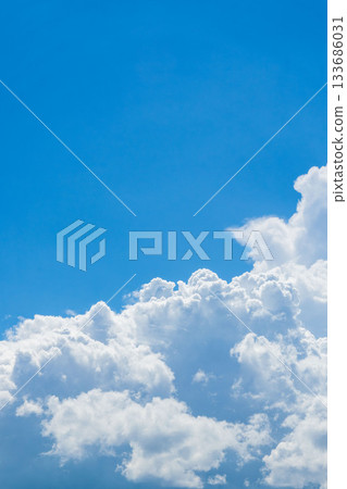 夏末天空：晴朗的藍色午後天空和雲彩 09 133686031