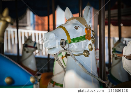 復古遊樂園旋轉木馬上的馬兒們的表情真滑稽 復古遊樂園旋轉木馬上的馬兒們的表情真滑稽 133686128