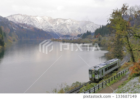 秋葉與雪景只見線 133687149