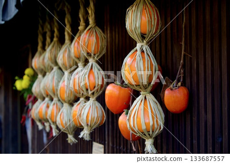 秋天的妻子籠宿街道兩旁擺滿了乾柿子，這是一處歷史悠久的景觀 133687557