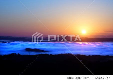 Sunrise and sea of clouds 2188 133687738