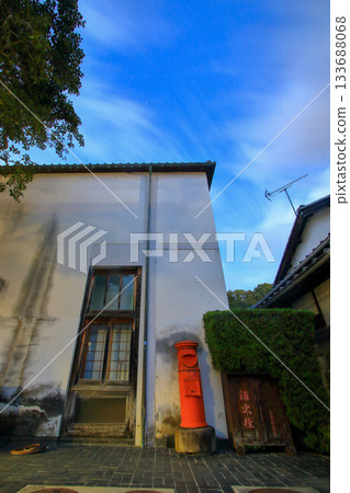 竹原町保護區內矗立著一個紅色的圓形郵筒 竹原町保護區內矗立著一個紅色的圓形郵筒 133688068