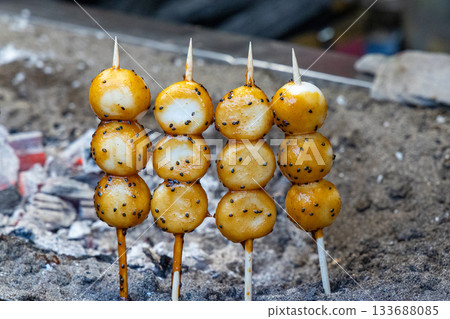芝麻餃子在爐灶上烤製 芝麻餃子在爐灶上烤製 133688085
