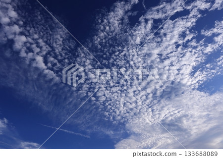 自然天氣：卷積雲，一系列細小的鱗片狀雲。左邊的雲朵看起來像是硫酸雲，後面拖著降水。 133688089