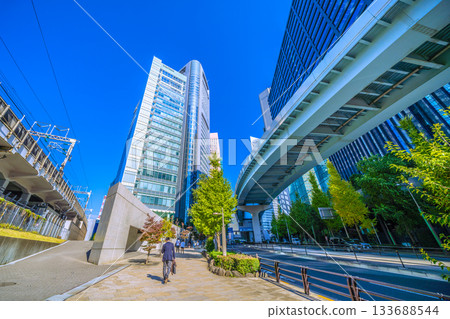 日本東京城市景觀。汐留商業區。 TOPAAN Edge 和共同社新聞社的畫面。 133688544