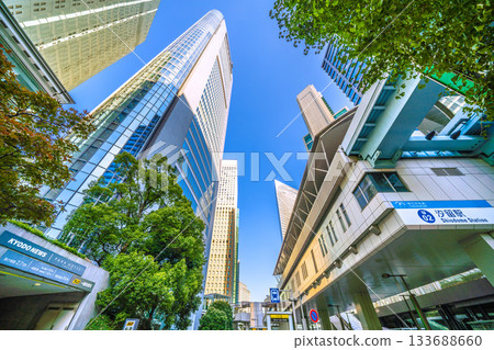 日本東京城市景觀。汐留商業區。共同社和汐留站的景色。 133688660