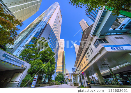 日本東京城市景觀。汐留商業區。共同社和汐留站的景色。 133688661