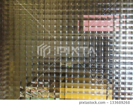 在老房子裡發現的復古平板玻璃 133689268