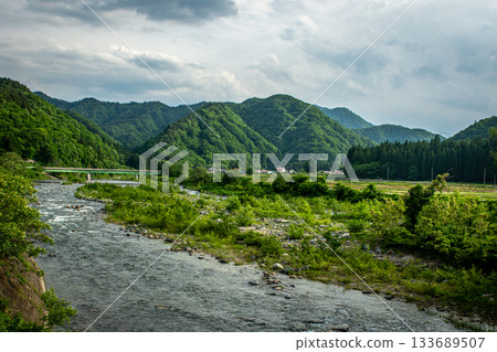 福島縣南會津町伊那川初夏景色與鬱鬱蔥蔥的青山交相輝映 福島縣南會津町伊那川初夏景色與鬱鬱蔥蔥的青山交相輝映 133689507