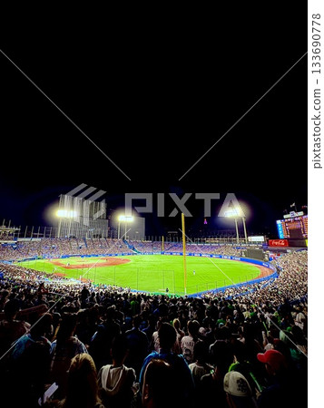 在神宮體育場觀賞夜間比賽 在神宮體育場觀賞夜間比賽 133690778