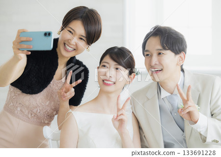 自拍的女人 133691228