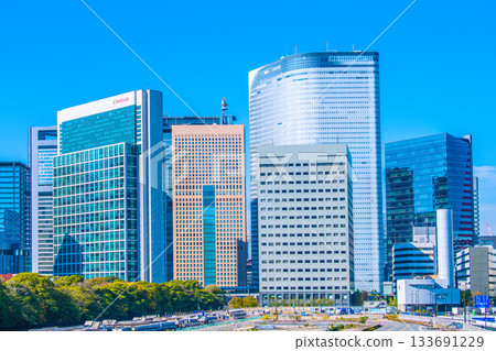 日本東京城市景觀：汐留建築群和原築地市場（6）的景色，包括臨時通道和裝卸碼頭上部結構的拆除情況。 133691229