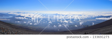 從御殿場路線登山道俯瞰富士山腳。 133691273