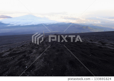 從富士山禦殿場路線的大砂走下山步道看到的富士山陰影 133691824