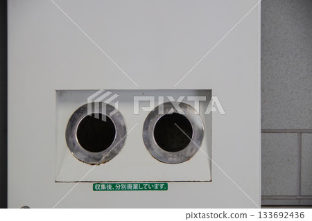 自動販賣機旁的垃圾投放口 133692436