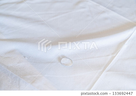 Waterproof fitted sheet 133692447