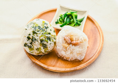 Vegetable rice and peanut rice onigiri 133692454
