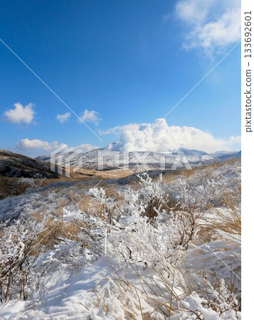 Snow and blue skies on Mount Nakadake in winter (Kumamoto Prefecture) 133692601