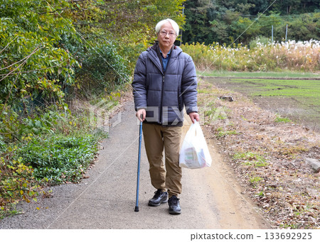 拄著拐杖的老人購物 拄著拐杖的老人購物 133692925