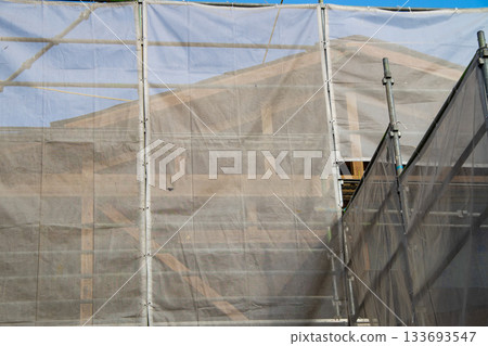 正在施工的木屋的鷹架和防墜落網 133693547