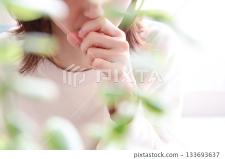 一名驚奇的婦女用她的在她的嘴的手 133693637