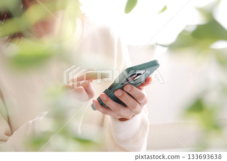 使用智能手機的女人 133693638