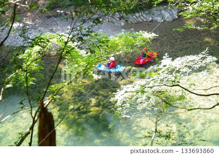在三段峽山澗上泛舟 在三段峽山澗上泛舟 133693860