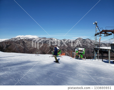雪山和單板滑雪 133693931