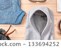 地板上散落著運動衫和配件。 133694252