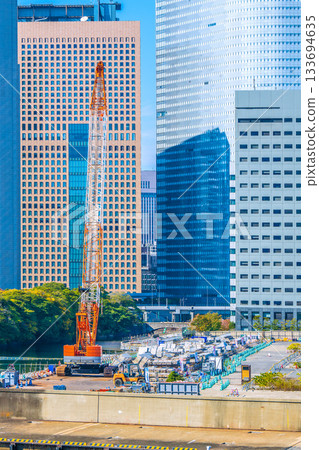 日本東京城市景觀：汐留建築群和原築地市場（6）的景色，包括臨時通道和裝卸碼頭上部結構的拆除情況。 133694635