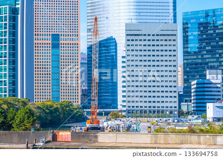 日本東京城市景觀：汐留建築群和原築地市場（6）的景色，包括臨時通道和裝卸碼頭上部結構的拆除情況。 133694758