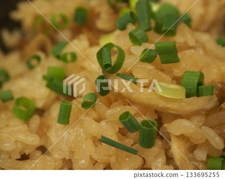 特寫鏡頭：牛蒡飯上撒著蔥花 133695255