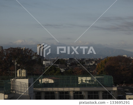 黃昏時分,富士山映照在東京大田區的一處居民區和學校建築上空。 黃昏時分,富士山映照在東京大田區的一處居民區和學校建築上空。 133695291