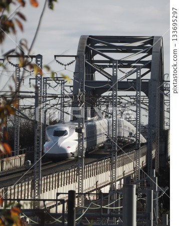 東海道新幹線 N700 系列列車運行於東京大田區第二京濱高速公路上的馬籠高架橋上。 東海道新幹線 N700 系列列車運行於東京大田區第二京濱高速公路上的馬籠高架橋上。 133695297