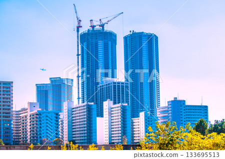 日本東京城市景觀，包括飛機、豐中區和興建中的高層公寓 133695513