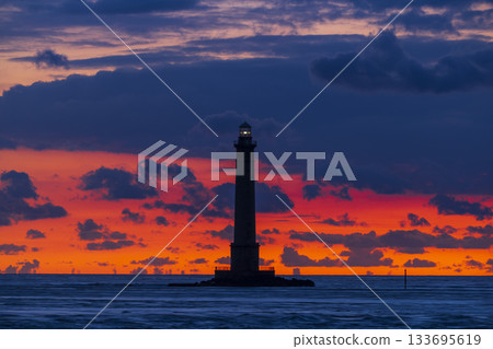 Phare de Gatteville lighthouse illuminating a colorful ocean sunset Phare de Gatteville lighthouse illuminating a colorful ocean sunset 133695619