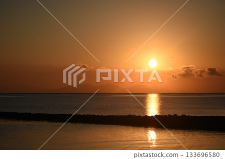 太陽從地平線升起。 133696580
