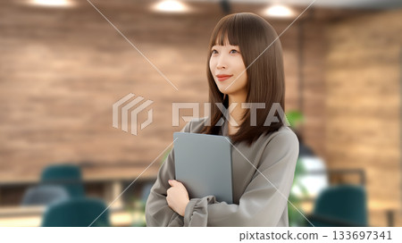 帶筆記型電腦的女人/女商人 帶筆記型電腦的女人/女商人 133697341