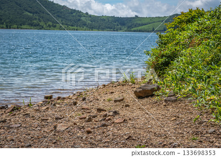 群馬縣野草湖清澈的湖水和鵝卵石灘的夏日景色 133698353