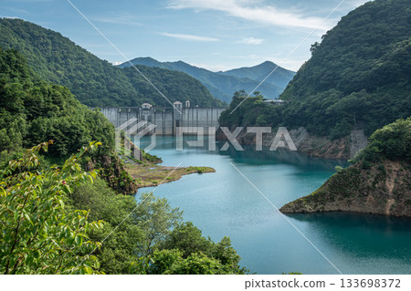 夏季可欣賞奧島湖和志摩川大壩的迷人全景 夏季可欣賞奧島湖和志摩川大壩的迷人全景 133698372